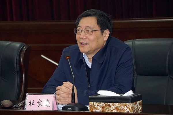 杜家毫认真听取了省民宗委主任徐克勤作的民族宗教工作汇报,充分肯定